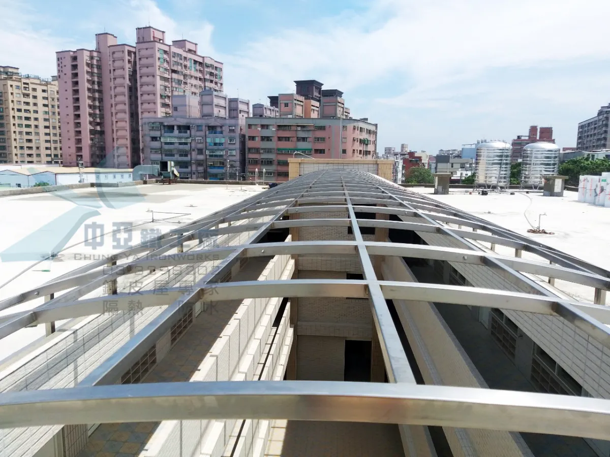 不鏽鋼圓弧 PC 板採光罩－施工中