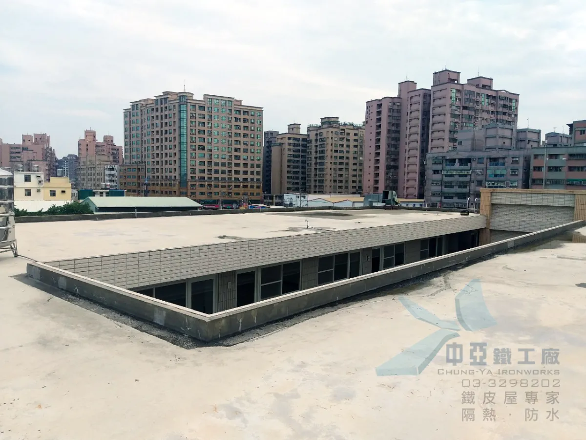 不鏽鋼圓弧 PC 板採光罩－施工前