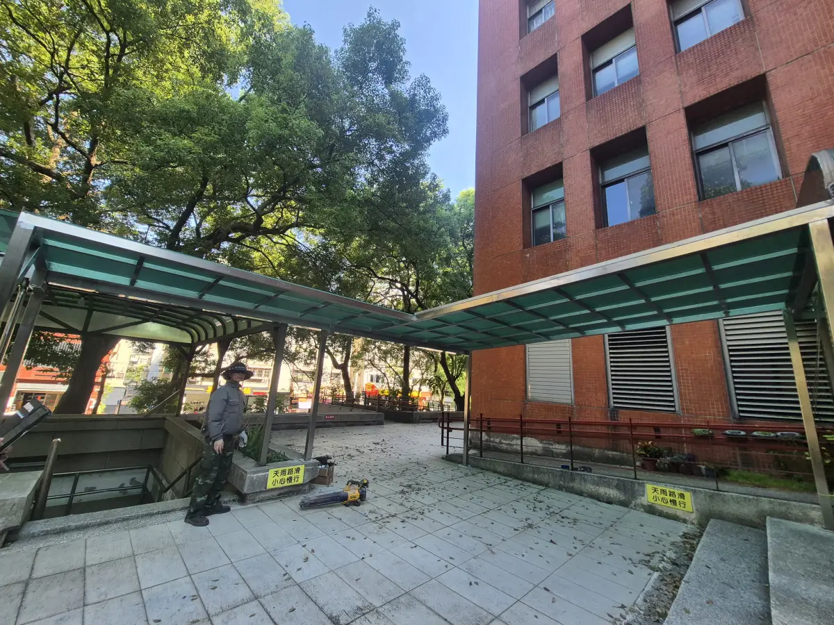 中壢教學樓PC板採光罩工程｜不鏽鋼方管骨架快速施工案例