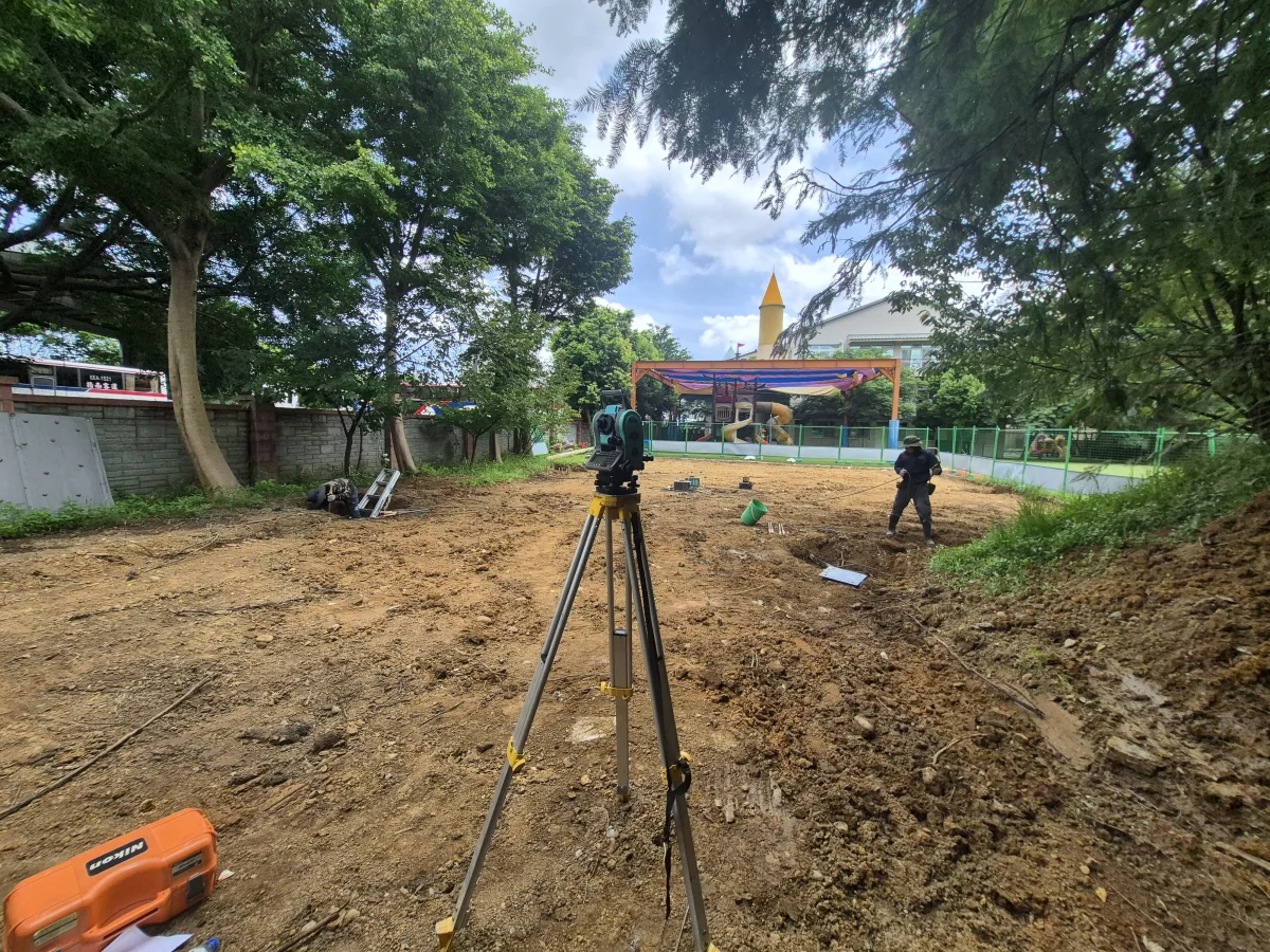 桃園幼兒園戶外遊憩區施工前，裸露土地待設置遮光簾雨遮