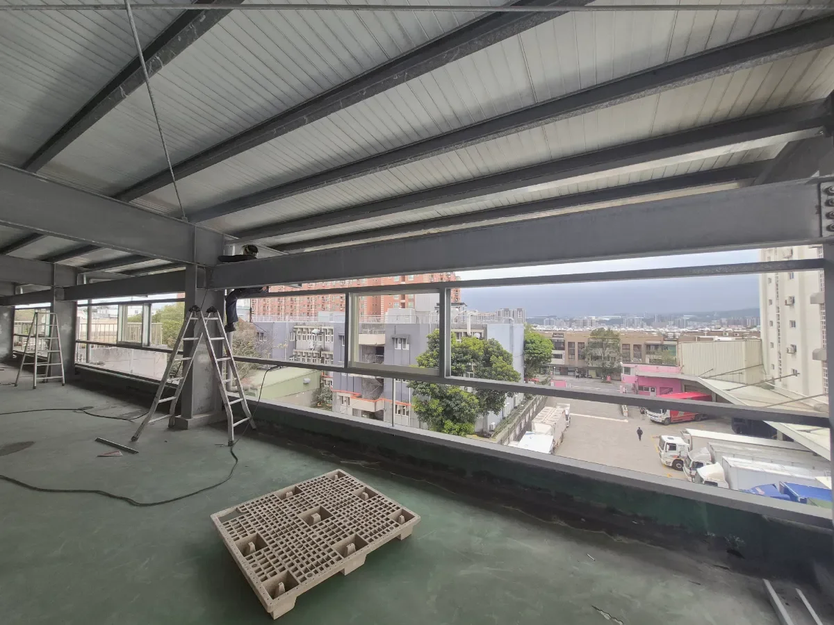 桃園商辦建築施工前，頂樓老舊鐵皮雨遮結構，需進行整體更新改造