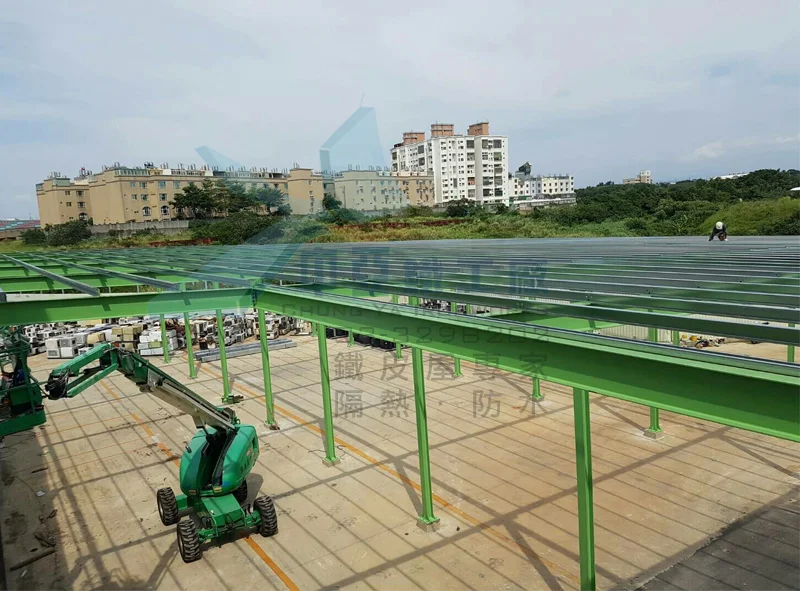 【楊梅廠房雨遮工程】高強度 H 型鋼鋼骨結構，打造耐用、穩固的遮陽擋雨空間 - 施工中