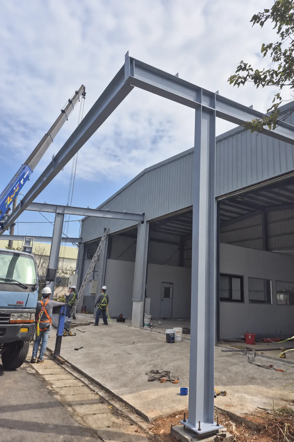 H型鋼骨架吊裝施工中，搭建遮雨棚主梁結構