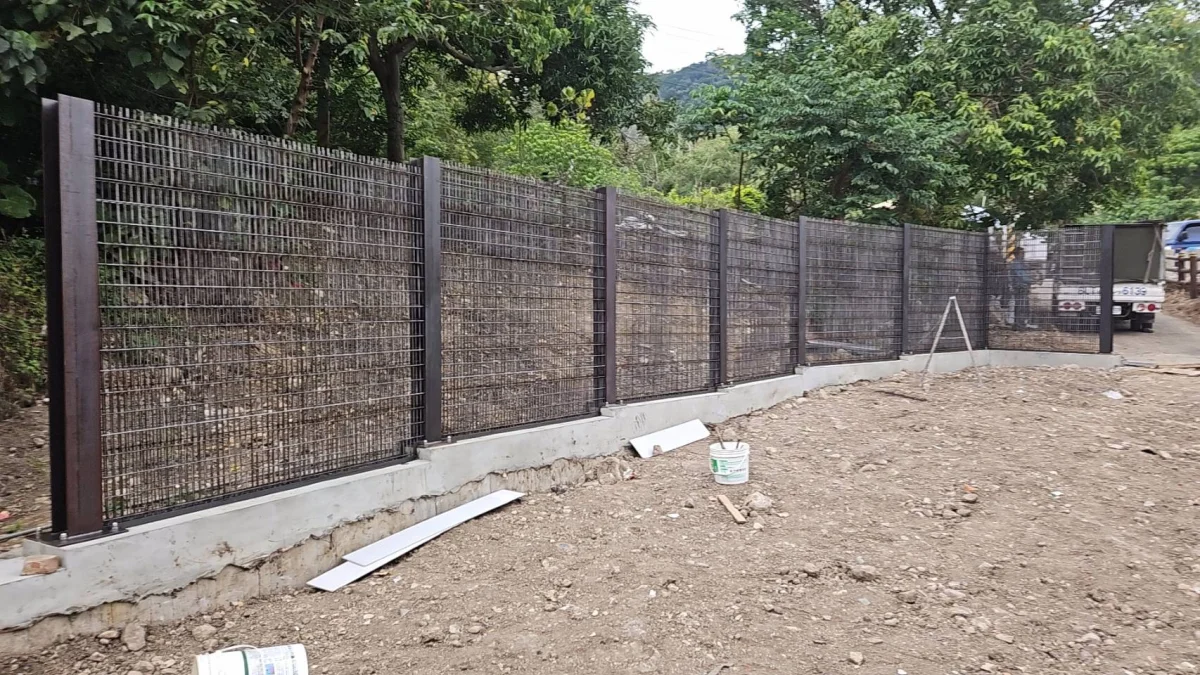 【台北圍籬工程】H型鋼結合點焊鋼筋網｜堅固耐用施工首選