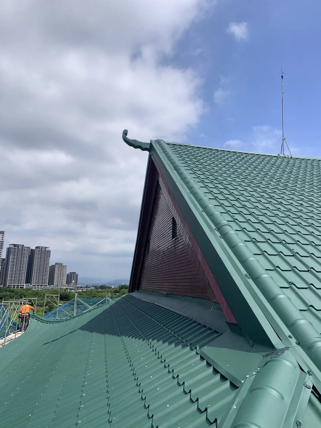 龜山樂善寺功德堂屋頂瓦片脫落拆除換新工程｜不鏽鋼骨架浪板施工