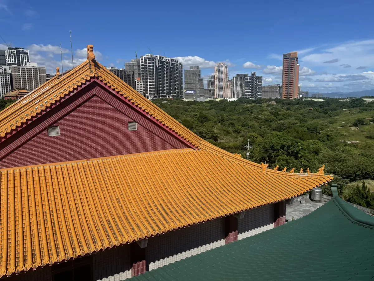 龜山樂善寺功德堂施工前，屋頂金黃瓦片陳舊脫落