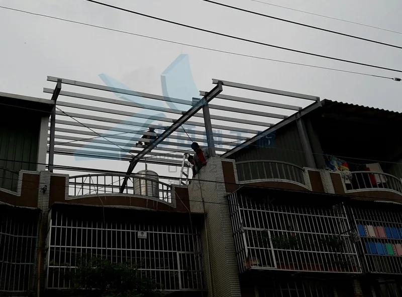 頂樓增建鋼構骨架焊接組裝中