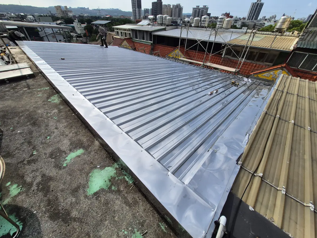 龍潭頂樓增建30年舊浪板翻新｜不鏽鋼浪板覆蓋工程
