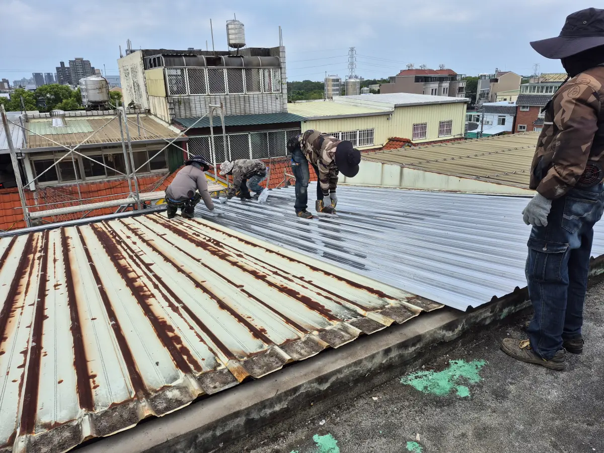 頂樓增建施工中，不鏽鋼浪板覆蓋舊浪板，熱浸鍍鋅H型鋼架設
