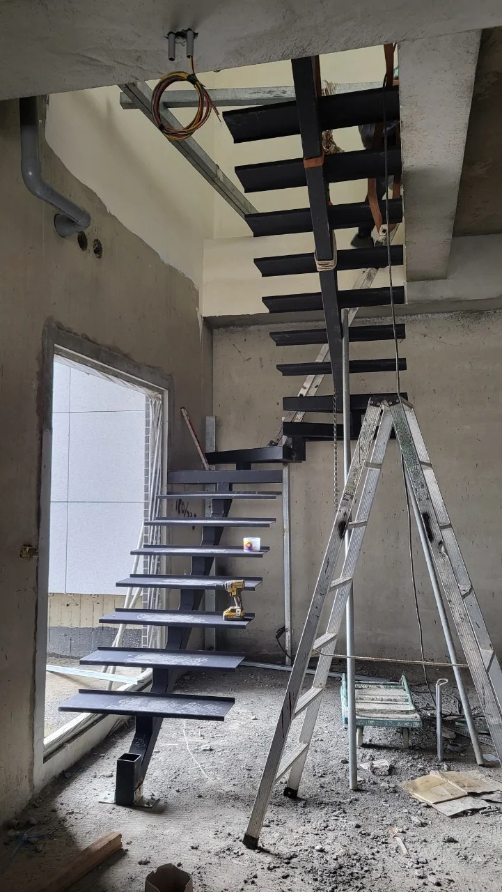 龍骨梯鋼構施工中