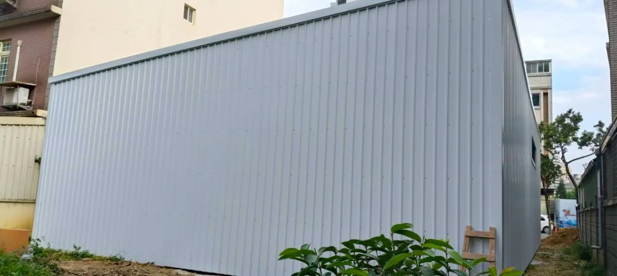 完工後桃園青埔樣品屋，鍍鋁鋅浪板包覆完成，外觀整潔專業，成為展示亮點