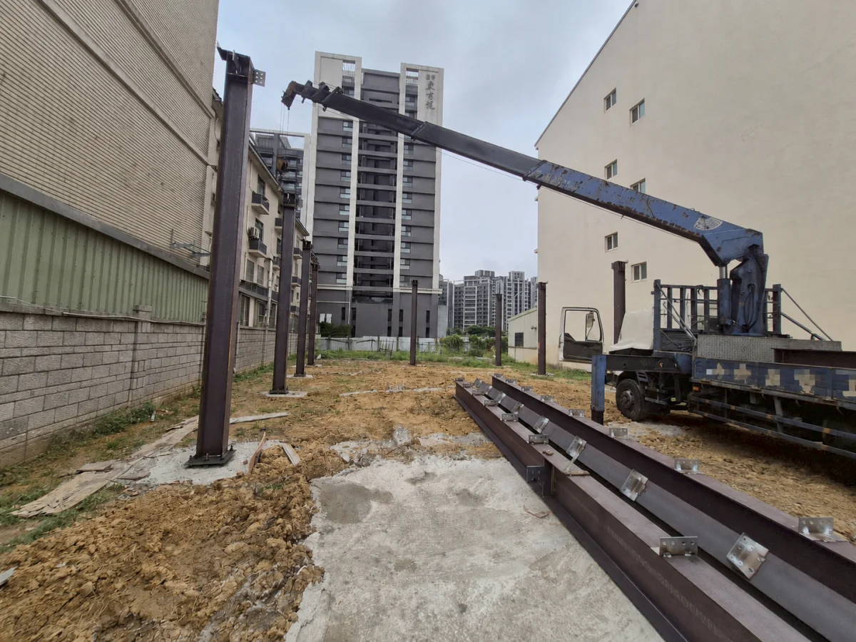 桃園青埔施工前，既有建築群間空地待建狀況，散置鋼材與基礎施工