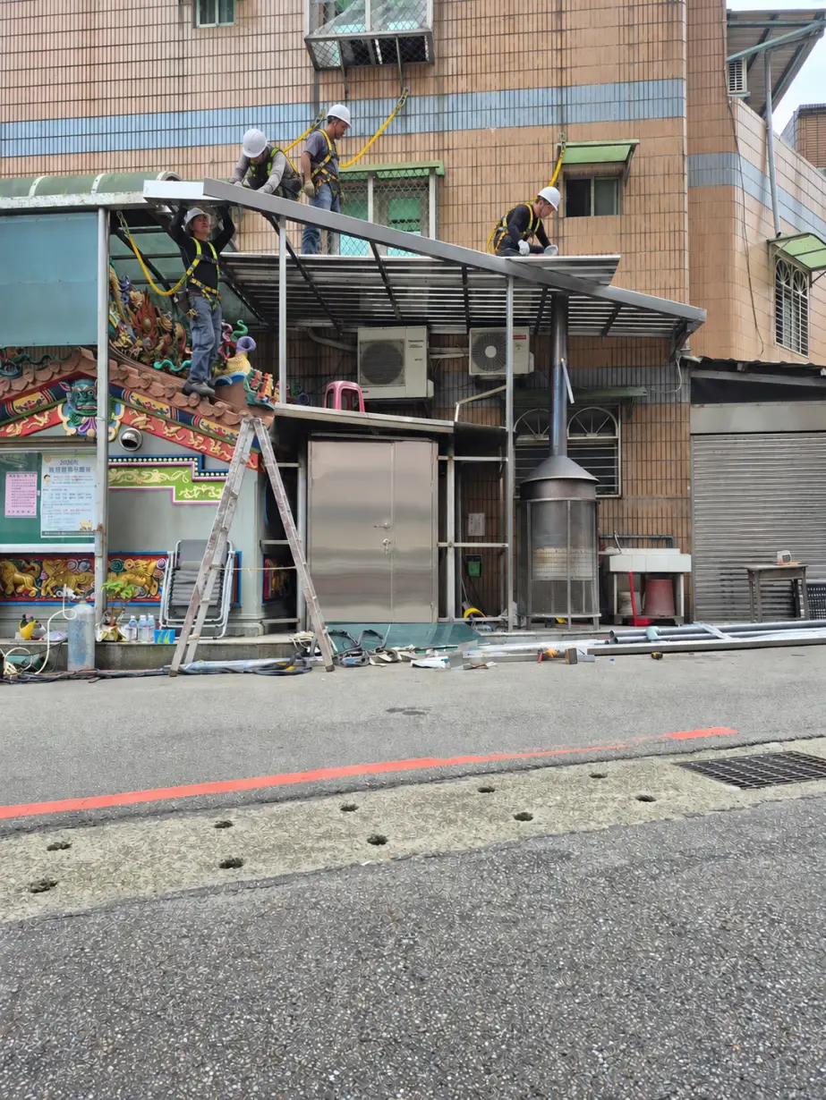 龜山廟宇儲藏室鋼構施工中，不鏽鋼方管骨架組裝階段