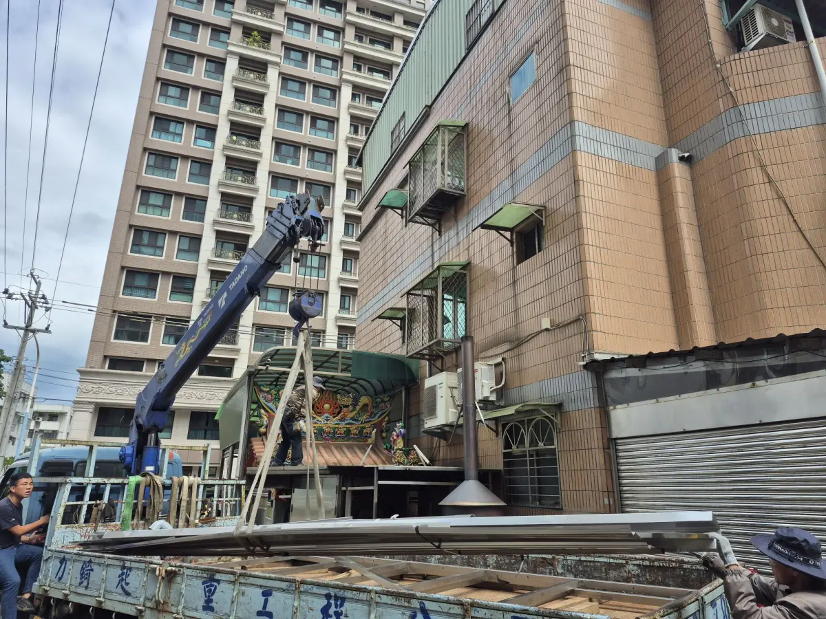 桃園龜山土地公廟施工前，原有儲藏空間狹窄擁擠