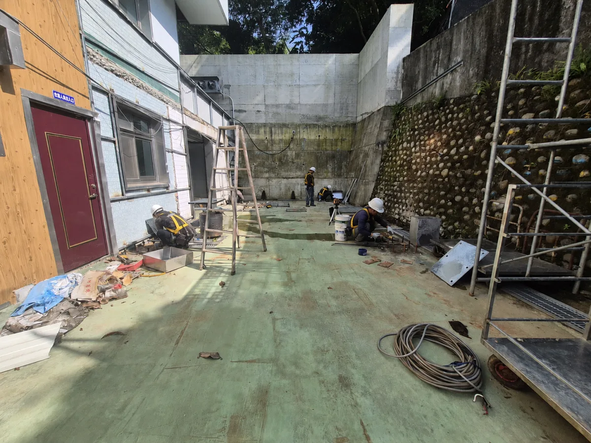 新北山區狹窄基地施工前，擋土牆與既有建物間鋼構平台工程前景
