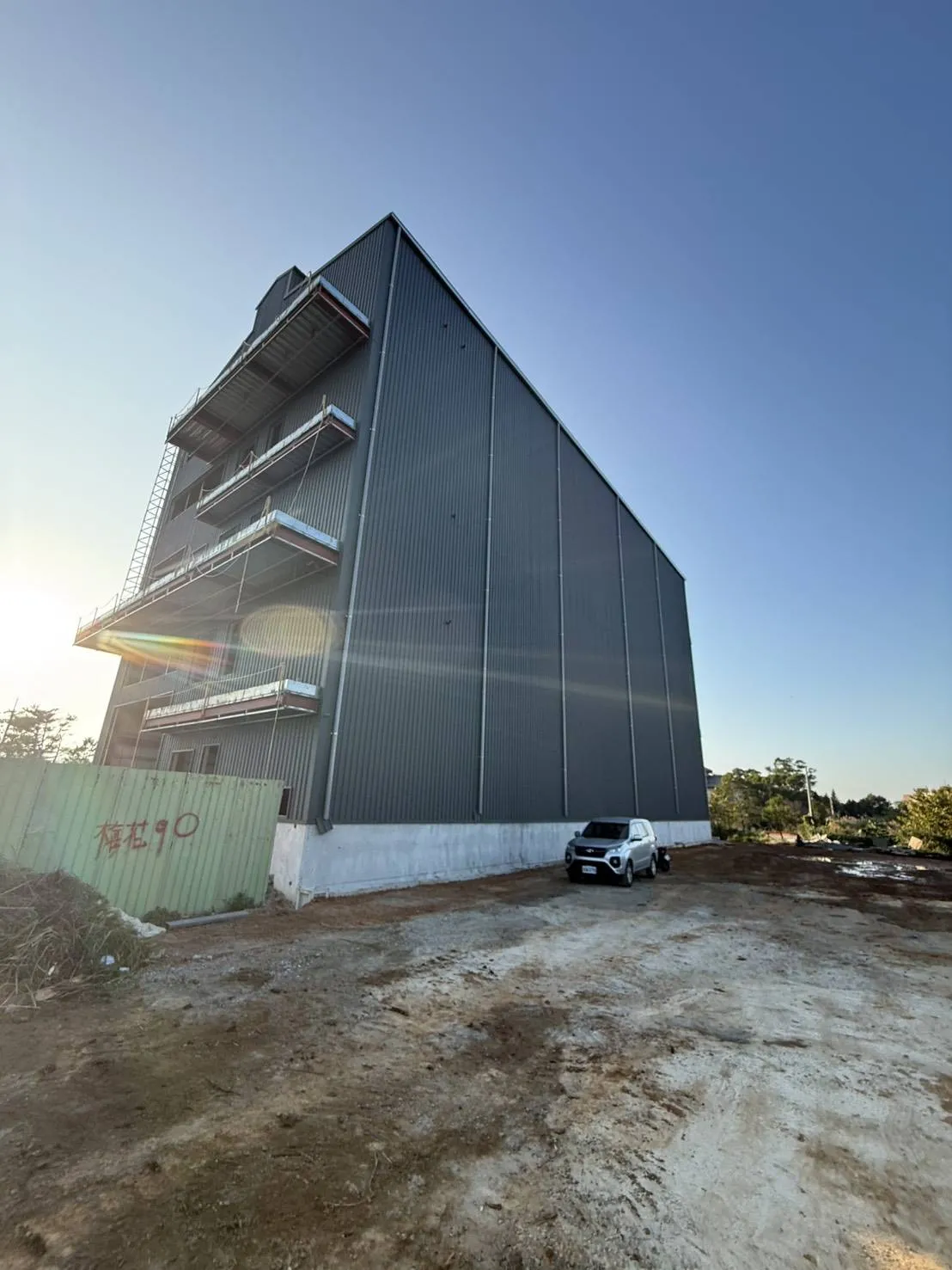 高效能三層挑高 H 型鋼構廠房：堅實結構與彈性空間的完美結合