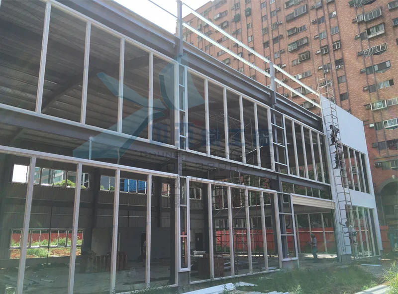 龜山三角窗鋼構工程施工中，H型鋼結構與浪板外牆安裝階段
